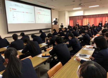 長崎短期大学の先生から短期大学で学ぶ内容を丁寧に説明していただきました