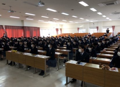 長崎短期大学の先生から短期大学で学ぶ内容を丁寧に説明していただきました