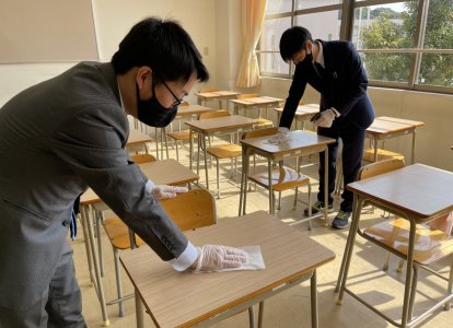 生徒が下校した後に校内の消毒作業を行っています
