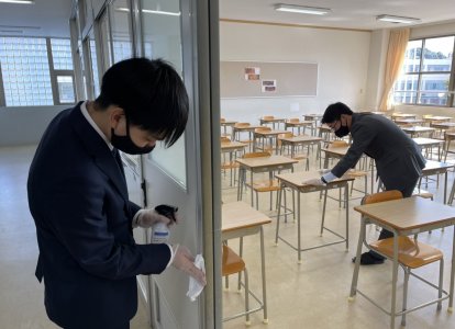 生徒が下校した後に校内の消毒作業を行っています
