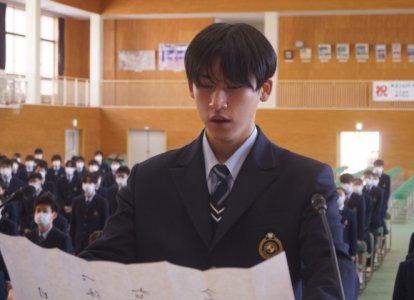 卒業生より記念品を贈呈しました