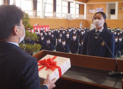 育蝶会(保護者会)より記念品を贈呈されました