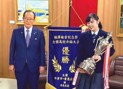 朝長則男佐世保市長(左)に全国大会優勝を報告する井本さん(右)