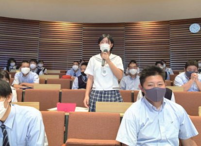 事例をもとに自身の考えを発表する生徒たち
