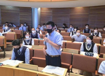 事例をもとに自身の考えを発表する生徒たち