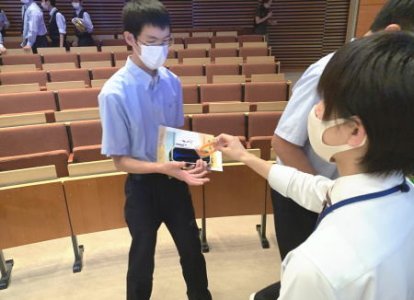 講座終了後は認知症サポーターの証である「オレンジリング」が渡されました