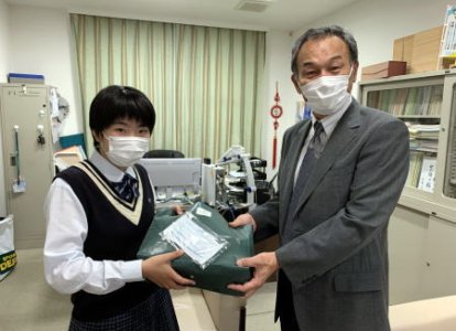 池村さんから横田校長先生に手渡されました。