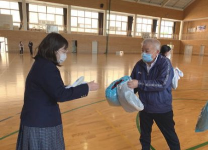 制服（夏）の受け渡しの様子。３密を避けるために、学級ごとに体育館において受け渡されました。