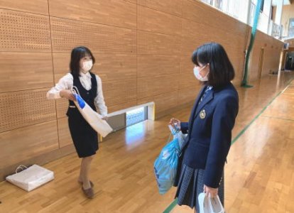 制服（夏）の受け渡しの様子。３密を避けるために、学級ごとに体育館において受け渡されました。