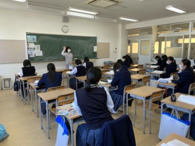 学年別登校が行われています。