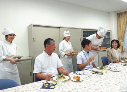 一人ひとりに笑顔で対応していました。