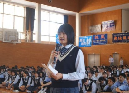 激励の言葉を述べる生徒代表の福迫さん(白蝶会執行部)