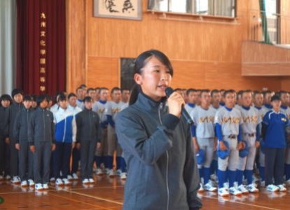 選手代表として挨拶をする中村さん(硬式テニス部）