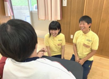共通点が見つかり、嬉しそうに話しています。