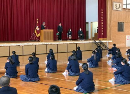 新任の先生から挨拶がありました。