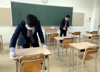 放課後は使用教室の消毒作業を行いました。