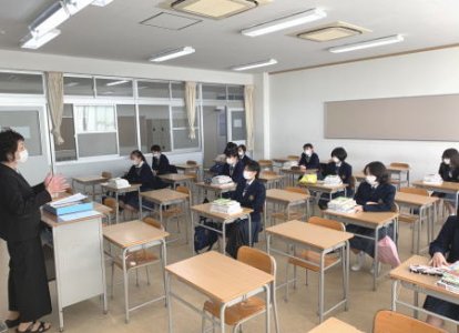 ホームルームはクラスを分割するなどして、３つの密（密集・密接・密閉）にならないよう対策しています。