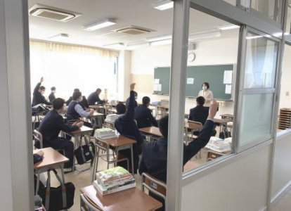 ホームルームはクラスを分割するなどして、３つの密（密集・密接・密閉）にならないよう対策しています。