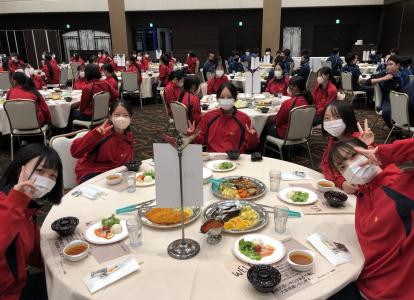 楽しい夕食の様子