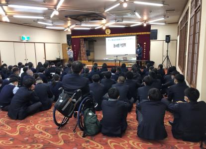 震災復興の様子を熱心に聞く生徒