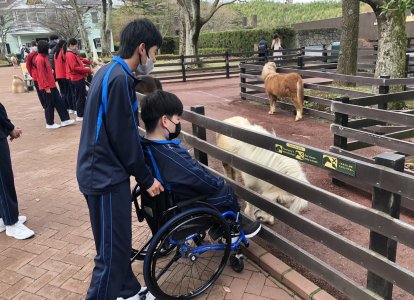 動物と触れ合う生徒①