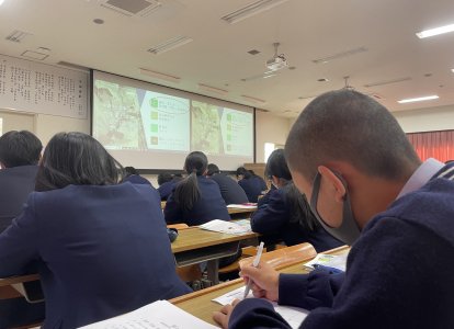 メモを取りながら話を聞く生徒