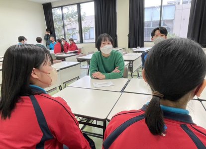 卒業生の広松さんも大学生活について話してくれました
