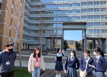 九州大学キャンパスツアーの様子 (4)