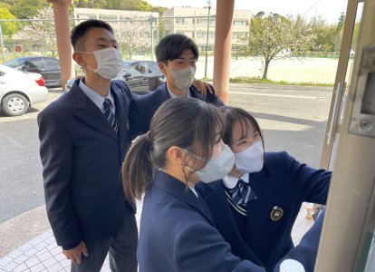 学級担任・副担任を確認する生徒たち