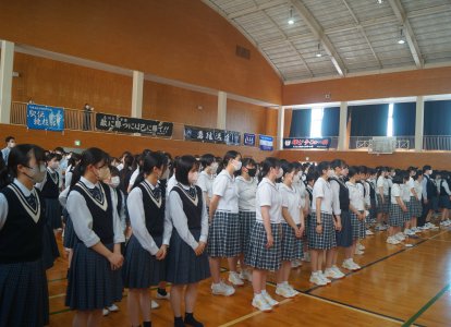 激励をする応援生徒たち