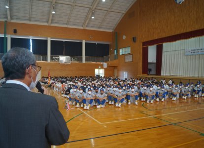 校長先生から激励を受ける選手たち