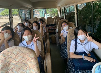 移動中の車内にて