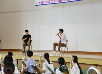 留学生が歌を披露