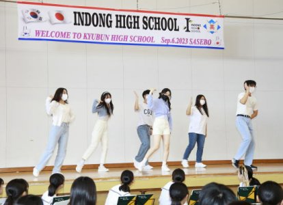 留学生からダンスを披露(1)