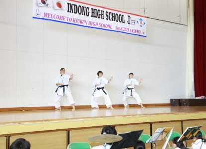 本校生徒が空手の演武を披露(2)