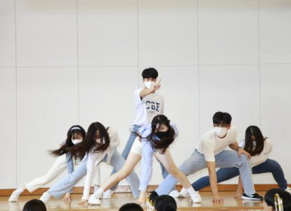 留学生からダンスを披露(2)