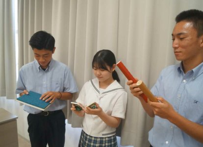 ユニバーサルデザインを手で触れ学ぶ生徒たち