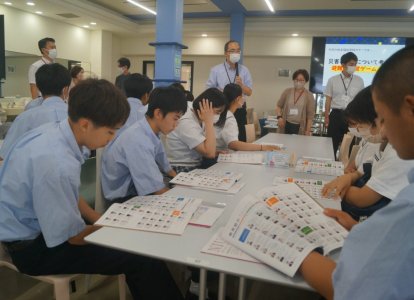 大学パンフレットの顔写真を見ながら自己紹介を聞きました