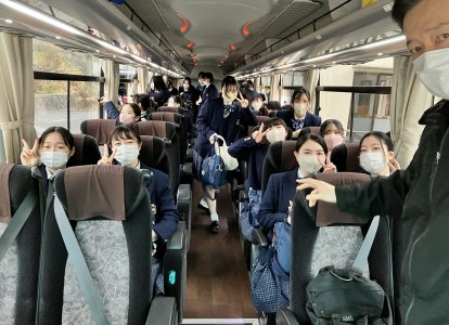出発前に担任の先生と記念写真