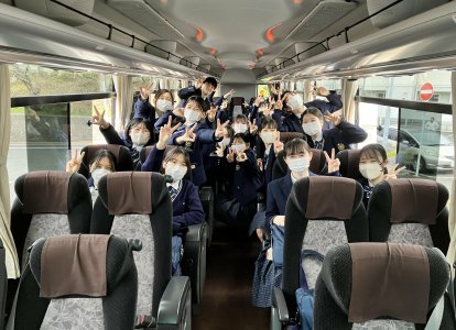 出発前にバス車内で記念写真