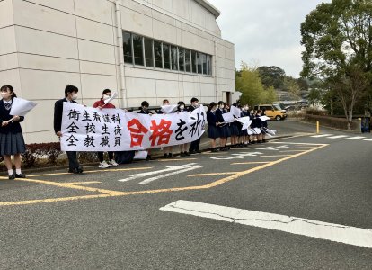 エールを送る後輩と先生