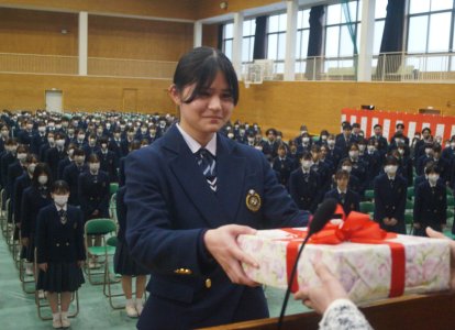 育蝶会(保護者会)より記念品を受け取る卒業生代表