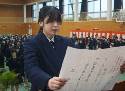 卒業記念品を贈呈する卒業生代表