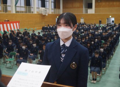 代表として表彰を受ける卒業生 (1)