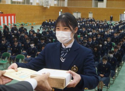 代表として表彰を受ける卒業生 (10)