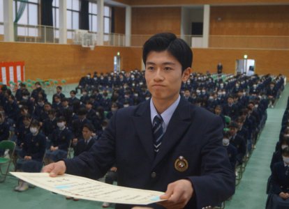 代表として表彰を受ける卒業生 (11)
