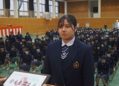 代表として表彰を受ける卒業生 (12)