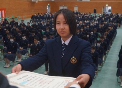 代表として表彰を受ける卒業生 (13)