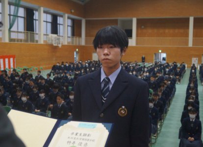 代表として表彰を受ける卒業生 (14)
