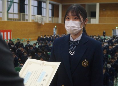代表として表彰を受ける卒業生 (15)